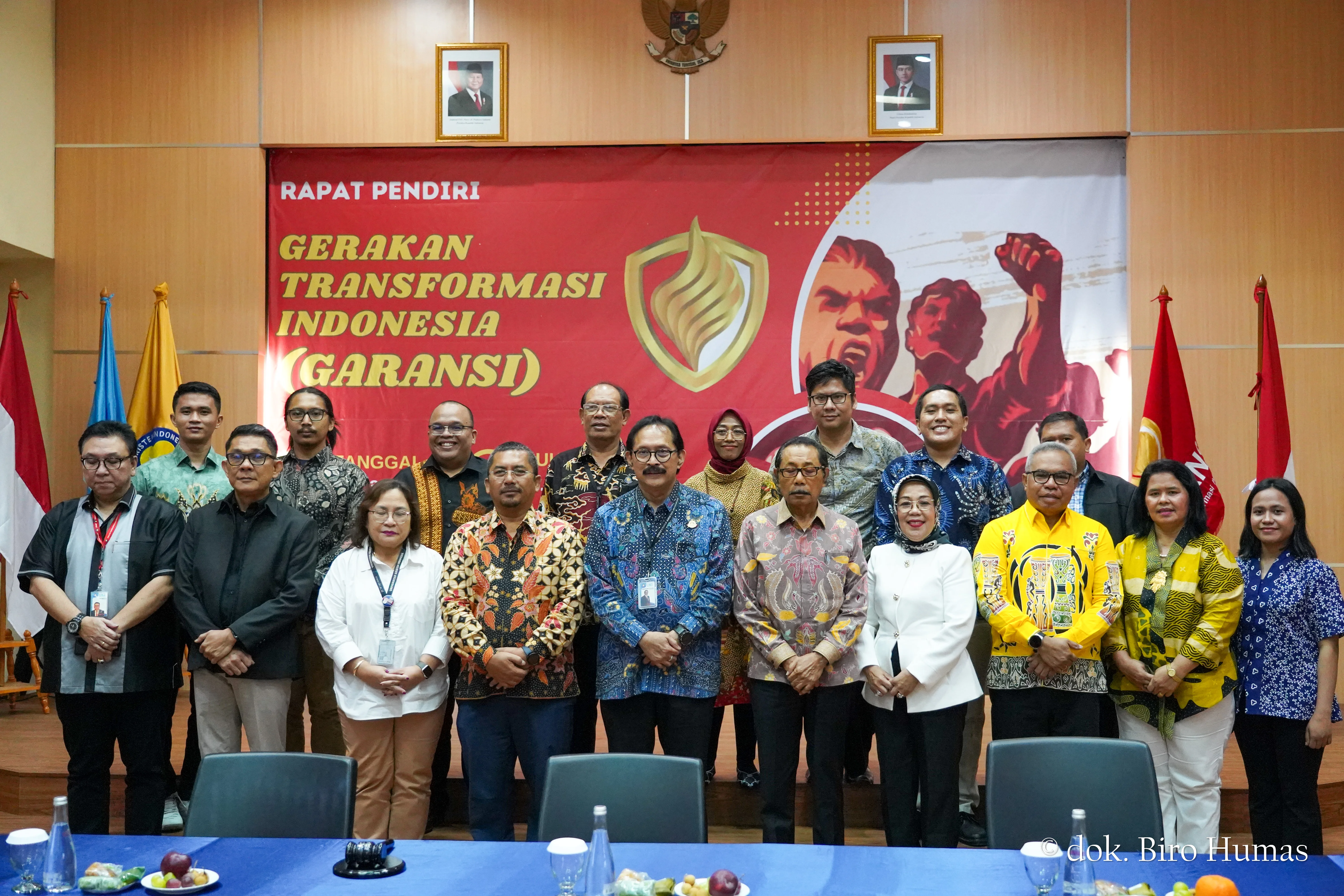 Ilustrasi foto realistis diskusi organisasi yang melibatkan mahasiswa, praktisi, dan perwakilan masyarakat