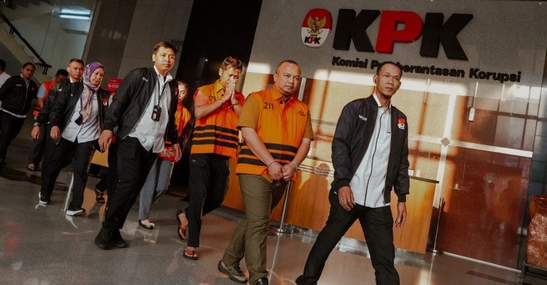 KPK Geledah 8 Lokasi Kasus BNPB, Uang, Perhiasan, dan 3 Mobil Disita